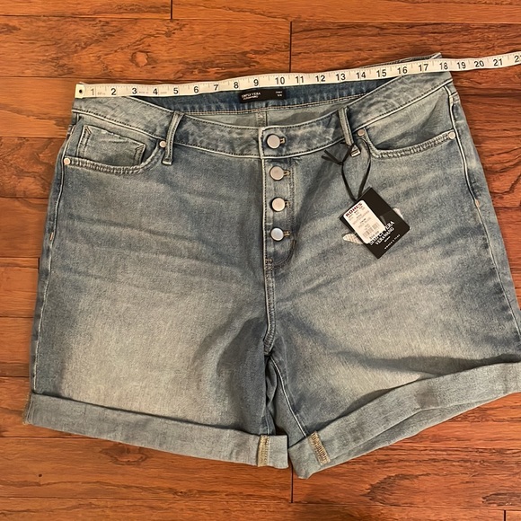 💙Plus Size Simply Vera Vera Wang Button-Front Roll-Cuff Jean Shorts - 16W - Picture 8 of 8